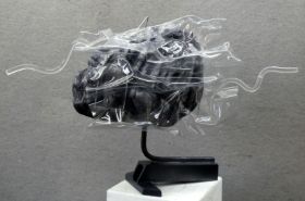 Mit langer Welle, 2022, Gips, Plexiglas, Eisendraht, Farbe, 58x17x34 cm  1000 E.jpg